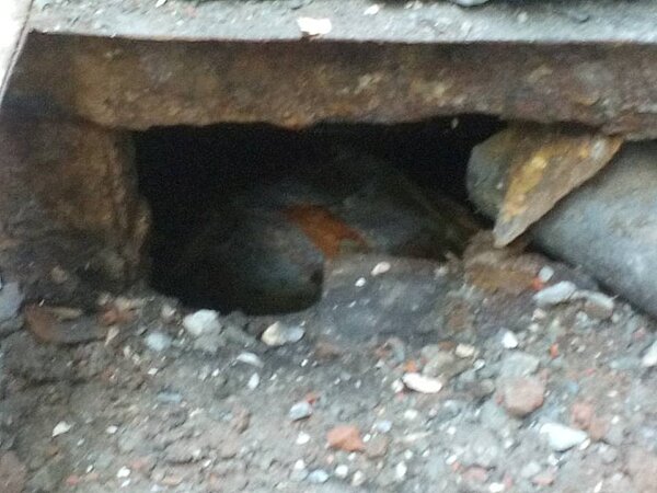 新北市永和一處老屋疑遭新建案水泥灌爆排水系統。(網友文傑提供/翻攝自我是永和人社團)