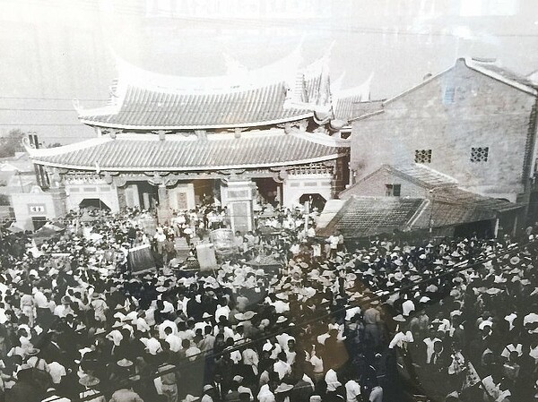 天后宮向地方蒐集百張鹿港老照片,盼保留鹿港宗教文化。即日起在香客大樓展出至明年1/3。圖為民國48年,媽祖誕辰1000年的遶境活動。 (圖/鹿港天后宮提供)