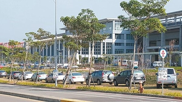 高鐵苗栗車站周邊出現嚴重停車亂象。 胡蓬生攝影