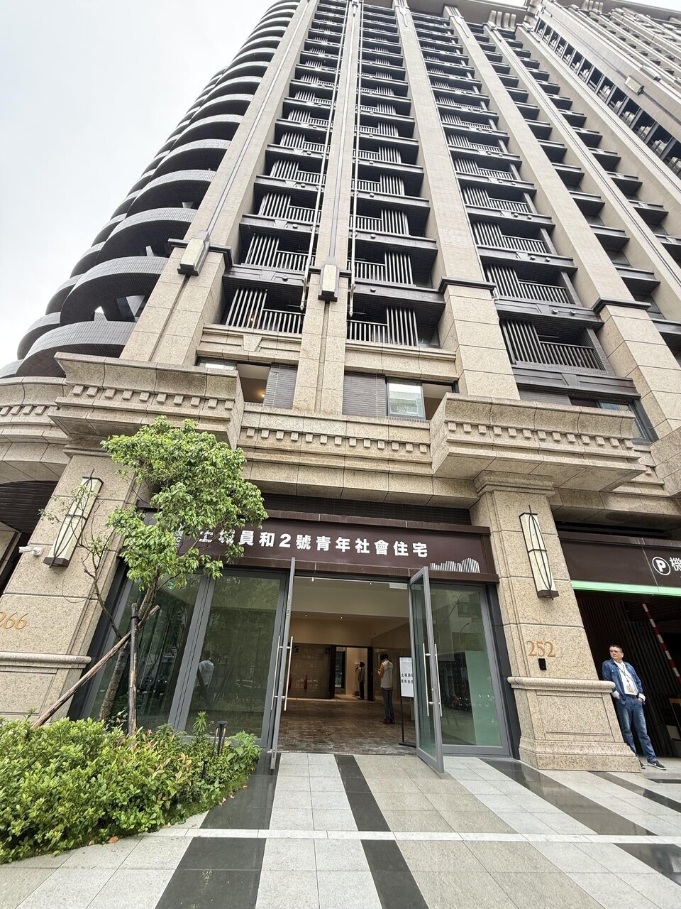 新北市議員呂家愷指出，新北市針對育有未成年子女家庭給予社宅加分機制，但若要延長租期，卻限定子女需就讀社宅學區內公立學校。記者葉德正／攝影 
