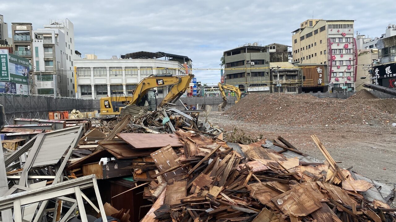 員林市黃金帝國大樓進行公辦都市更新拆除重建，歷經一年的拆除工程已近尾聲。記者林宛諭／攝影 