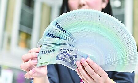 
4月外匯存底較上月底增加56.02億美元，重返6,000億美元至6,024.88億美元，仍為全球第四大。圖∕本報資料照片
