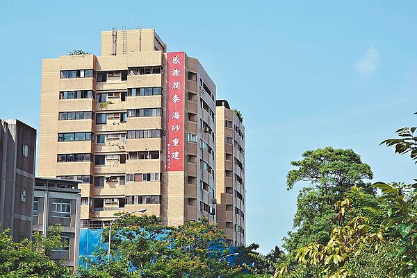 潤泰雙子星出現海砂屋問題，潤泰整合住戶，成了全台首例建商主動重建的個案。 本報資料照片