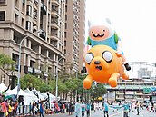 耶誕氣球踩街　老皮大戰薑餅人