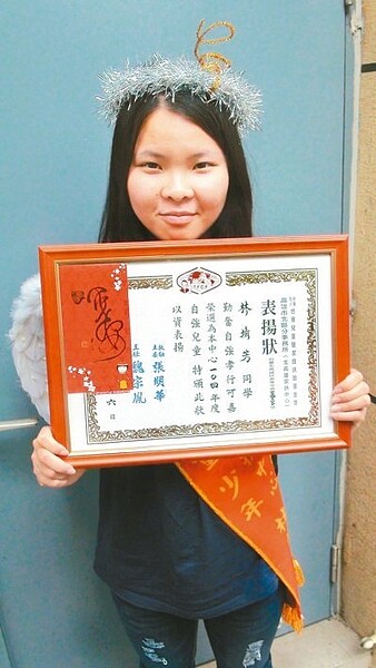 十六歲的林靖芳照顧七名弟妹,獲北高雄家扶評選為自強兒童楷模。( 記者梁雅雯/攝影)