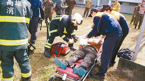 海軍陸戰隊蚵仔寮營區變電箱粉刷工程,一名油漆工不慎觸高壓電,救護人員正送他就醫。 記者林保光/翻攝