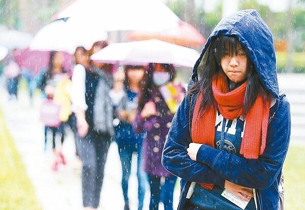 氣象局表示，受到東北季風以及華南水氣移入影響，未來一周都是濕冷天氣。 (圖為聯合報系資料照)