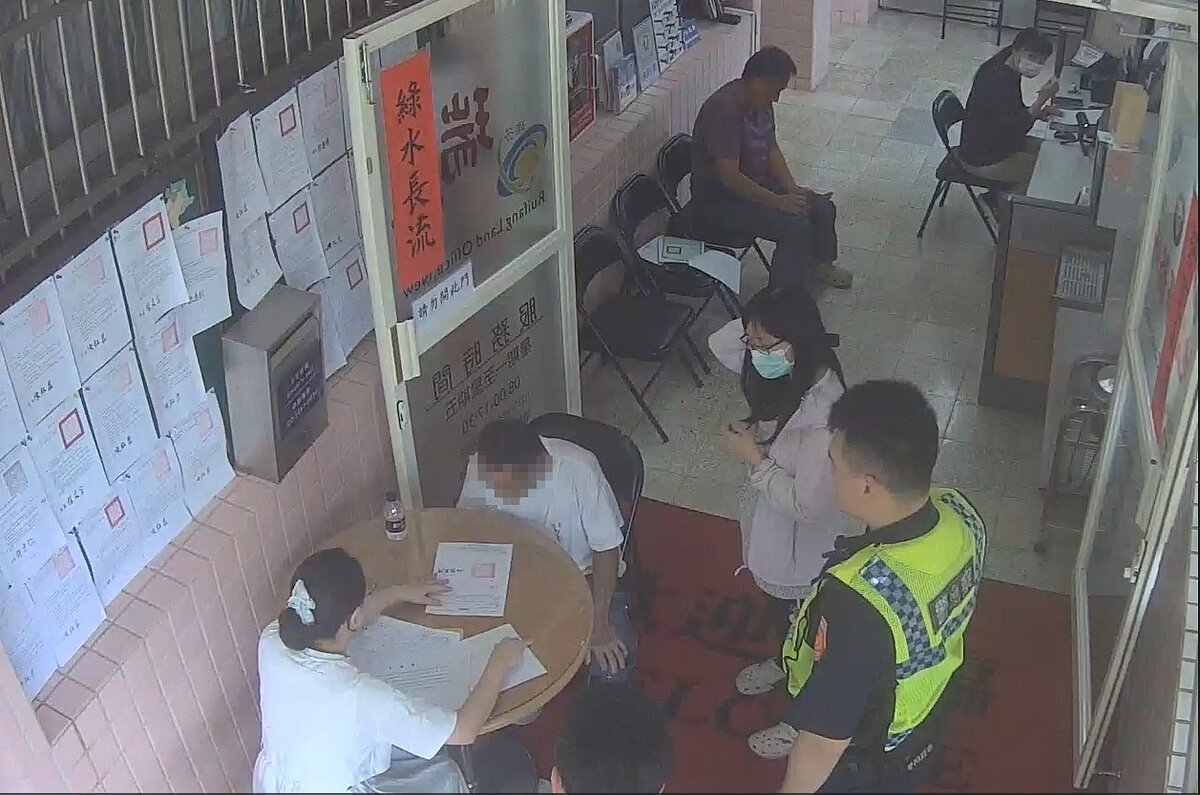 防詐金三角發揮功效，受害男子在警方陪同下至地所聲明異議。圖／新北市地政局提供