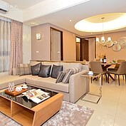 根據好房網調研中心統計，蘆洲區域房價開價平均低三重區10％；且隨蘆洲站開站後，帶動老市區周遭繁華而起，許多美食餐廳紛紛進駐，新舊商圈結合後，生活機能更趨完善，對於首購族而言是不錯的選擇，此次挑選富鼎個案供想買房的人做為參考。（好房網News記者 陳韋帆／攝影）