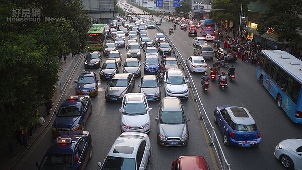 塞車情境圖,攝於貴陽。(好房網News記者賈蓉/攝影)