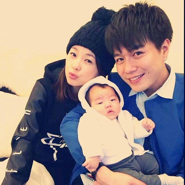 六月與老公李易婚後幸福，去年底寶寶STAR誕生。(照片取自蔡君茹＊六月臉書)