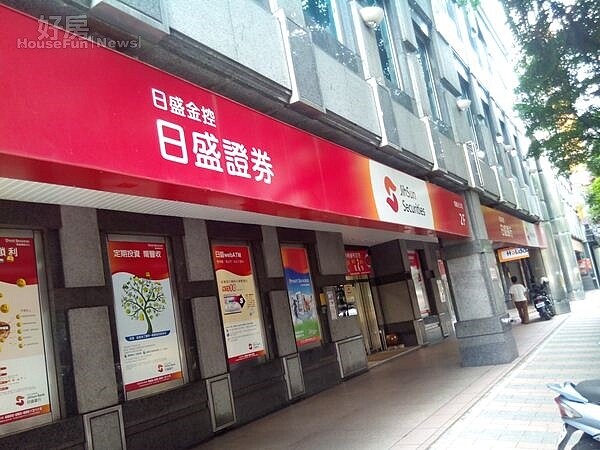 8銀行林立,也是基隆路的特色之一。