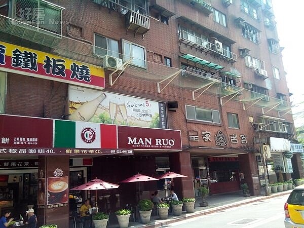 
6社區一樓多為店面，經營咖啡廳與其他餐飲。