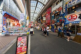 光是南海通短短數百公尺的街道，就可讓觀光客逛到腿軟吃到嘴不停。