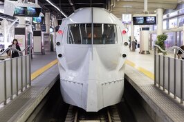 日本的火車各有特色，為了吸引觀光客的搭乘，莫不出盡招數。連接大阪與關西機場的南海電鐵，以鐵甲武士外型的Rapt電車最受矚目。