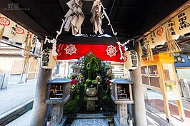 法善寺西向不動明王最為特別的就是全身長滿青苔。這是信徒經年累月以水澆灌不動明王法身祈求平安順遂後的結果。