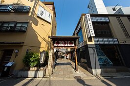 小小的法善寺大門，若不特意尋找很容易錯過。