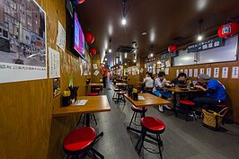 口味獨特的一蘭拉麵白天晚上都是滿座。為了紓解道頓崛川店的人潮，四月才新開了分店。