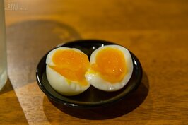 口味濃郁而不腥羶的半熟卵是吃一蘭拉麵必點的美食。