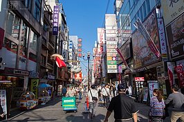 日圓貶值連帶引發了一股觀光潮。以往較為昂貴的日本旅行，已經成為全民運動，一窩蜂前往日本旅遊兼掃貨。在道頓崛一帶不誇張，轉角就可遇到台灣人。