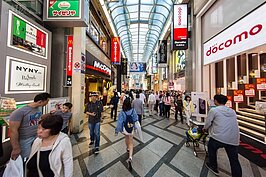 心齋橋筋則是以精品為主。在這邊就算下雨也不用擔心，接連不斷的雨棚不僅擋雨也可以遮陽。