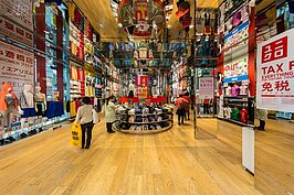 日本優衣庫為了吸引更多的觀光客，紛紛祭出免稅優惠。