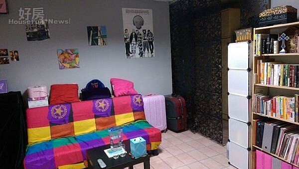 2.黑色鏤空塑膠板看起來就像蕾絲花紋,NANA把它當成屏風。