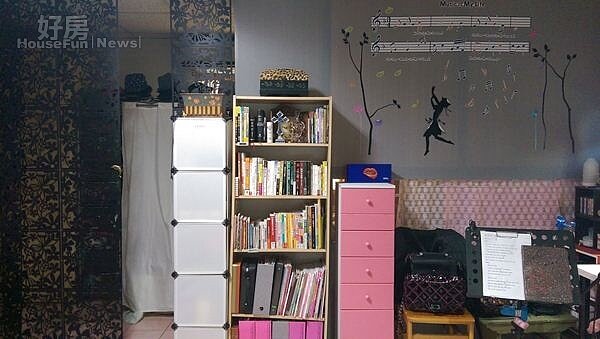 6.有五線條跟音符裝飾的這面牆,是NANA用木條加瓦楞板自己做的隔間,而有門的櫃子,則是NANA「眼不見為淨」的收納撇步。