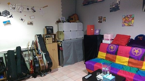 3.熱愛音樂的NANA,有四把吉他,因此家裡還有專門放吉他的吉他架。