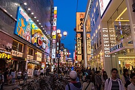 華燈初上，道頓崛知名的大型霓虹招牌已經迫不及待展現絢爛的風采。