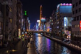夜晚十一點，道頓崛川人潮依舊不少。