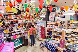 令人眼花撩亂目不暇給的伴手禮店。