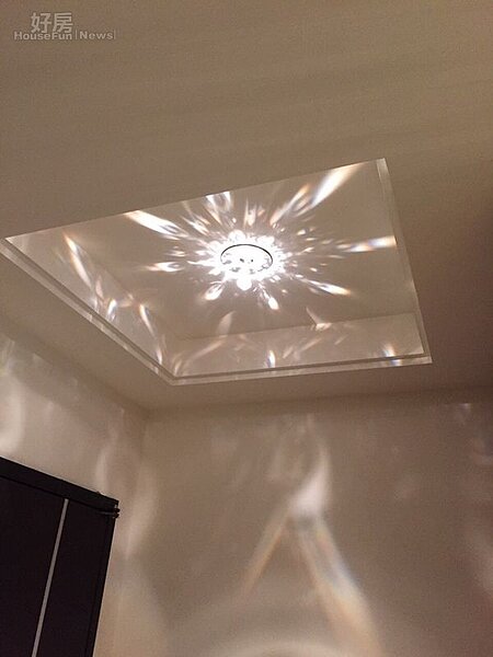 3.玄關處用的是自家晶點流行燈飾的施華洛世奇嵌燈。