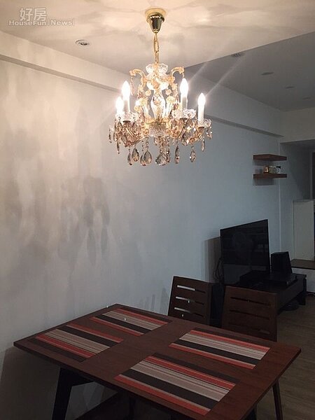 4.餐桌上掛了時尚水晶燈,用餐時頗有在外面餐廳的fu。