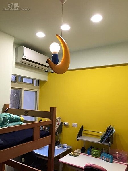 7.小孩房分上下舖,月亮造型燈相當有趣。