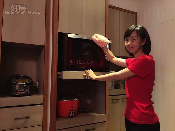 5.為節省空間,電器櫃安排在餐桌旁,電鍋水波爐也往這擺。