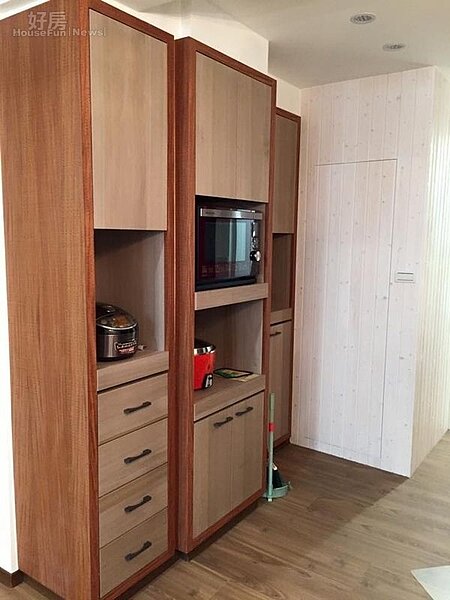 5.為節省空間,電器櫃安排在餐桌旁,電鍋水波爐也往這擺。