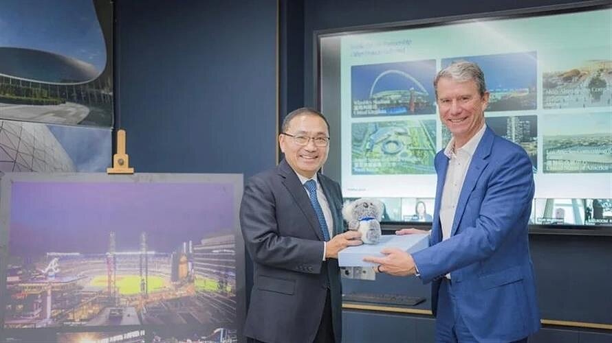 新北市長侯友宜與市府團隊前往國際知名運動與娛樂場館設計公司 Populous亞太區總部，與該公司全球總監暨共同創辦人Paul Henry會面交流。圖／新北市府提供