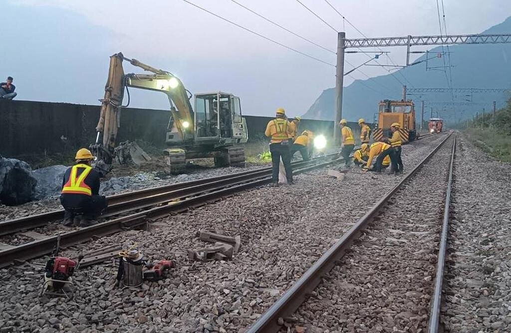 台鐵東部鐵路經歷0403花蓮大地震與多次風災重創，地質更為脆弱，行車風險俱增。圖／中時報系資料照