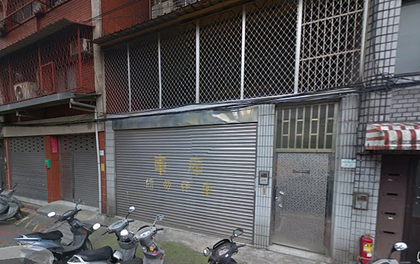 「車庫前請勿停車」不具法律效力。(翻攝自Google Map)