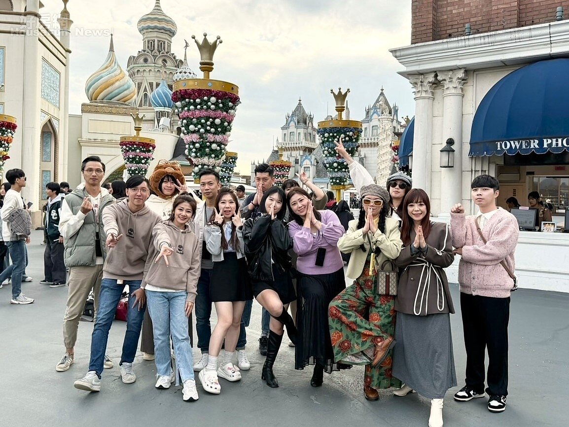 才33歲就帶店奪冠的鄧宇翔(左2)分享，永慶房屋提供年輕人發展的舞台，只要努力就會有收穫。圖／永慶房產集團提供