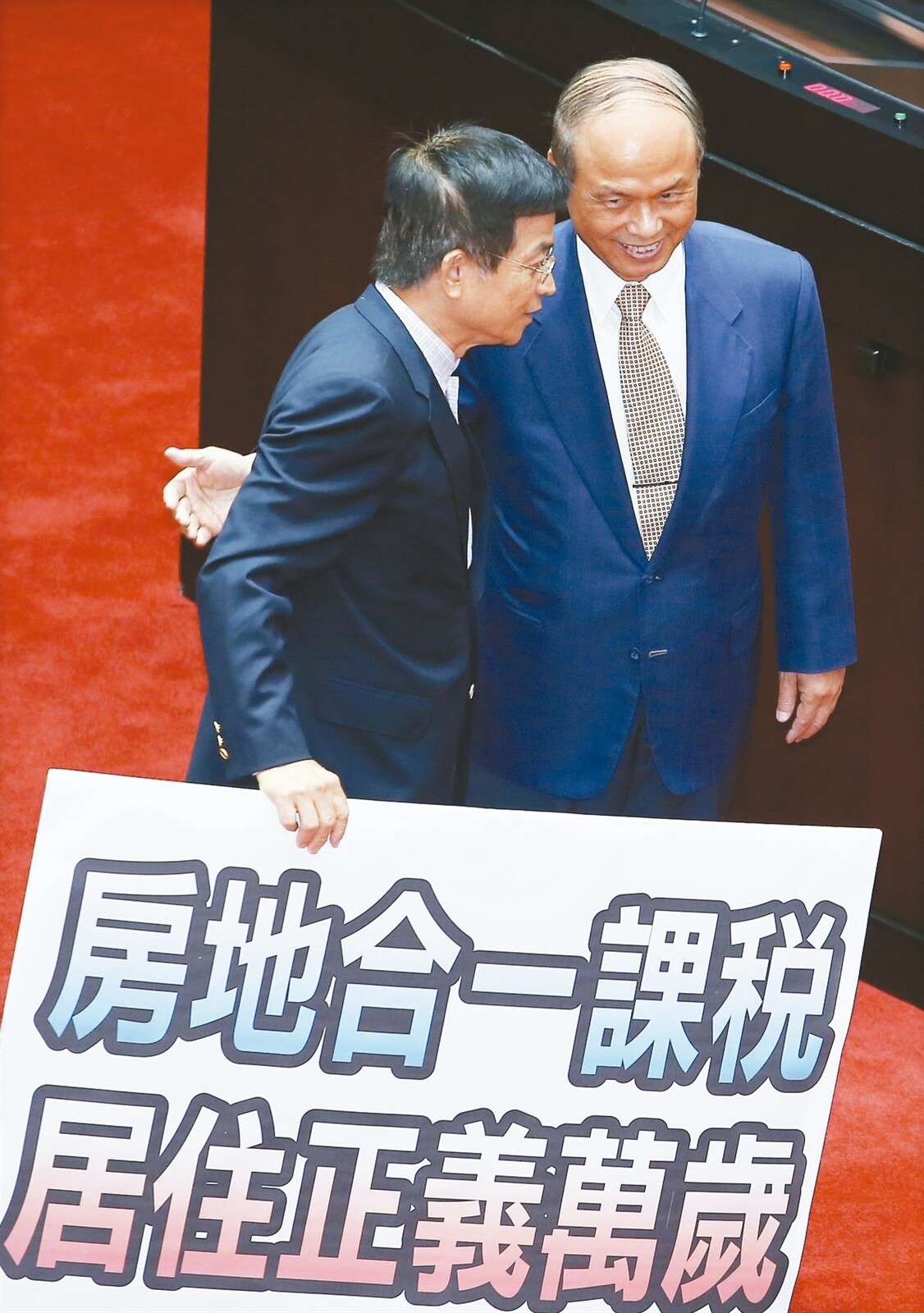 房地合一稅昨天在立法院會順利三讀通過,財政部長張盛和(右)進到議場內感謝朝野立委。 記者陳柏亨/攝影