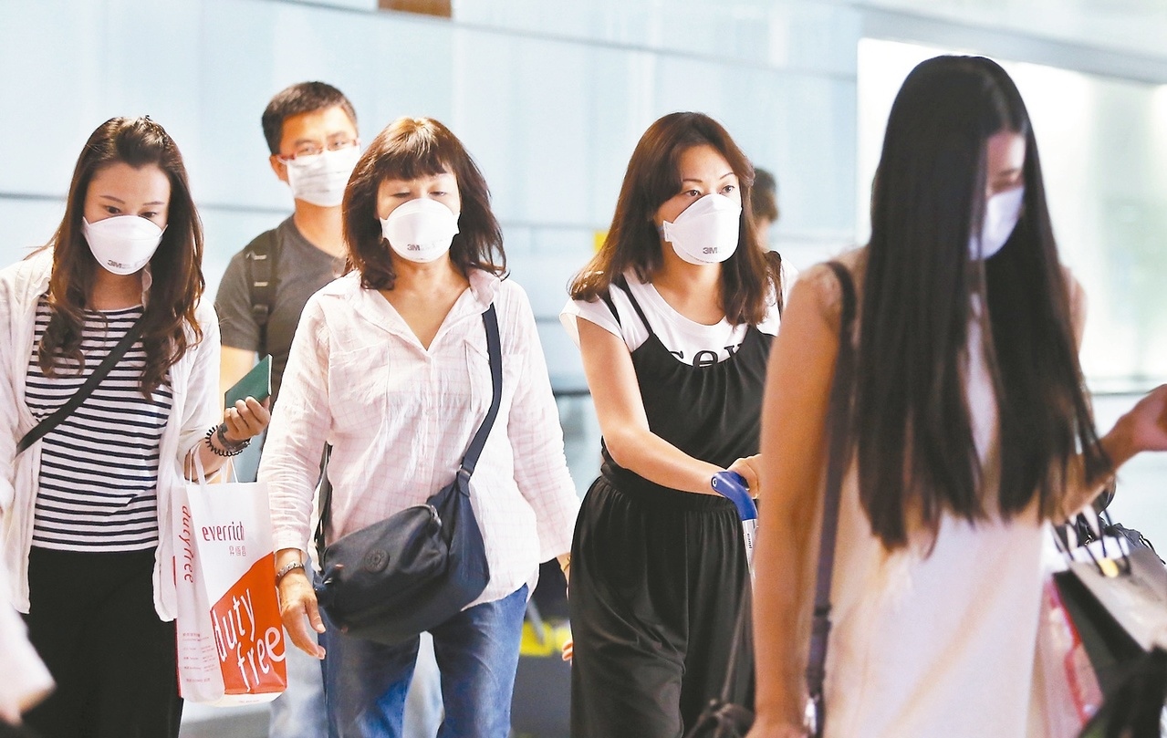 韓國中東呼吸症候群（MERS）確診病例累計達五十例，昨天一架由韓國飛來的班機抵達桃園機場時，下機的旅客都戴上口罩預防萬一。 記者鄭超文／攝影