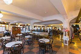 四樓三分之一的空間作為咖啡廳使用。隨著音響放送出的台灣早期與昭和時期音樂，頗有會讓人恍如回到當時的感覺。