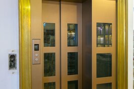 現在使用的指針型電梯與當年相較下小上一號，不過外觀與功能卻都與當時一樣。