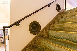 與現在百貨公司一樣，林百貨有電梯也有樓梯可以使用。沿著較寬樓梯靠近踢腳板圓形的窗戶是電梯的透氣窗。當年的電梯與現在相較可是沒有抽風扇甚至是冷氣的。