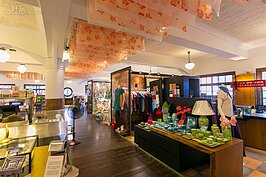 台灣第一間菊元百貨已經成為歷史灰燼，但是林百貨則幸運地繼續屹立在台南鬧區。為了忠於原來的樣貌，修復時花費了許多心思，全數按照當年的設計圖與建材重新翻修。