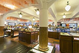 經過翻新的圓柱繼續支撐著林百貨。