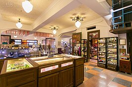 二樓與三樓的角落有著小閣樓的設計（右上方）。