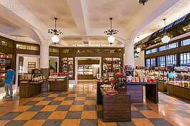 格狀的磨石子地板雖然是復刻的，但也忠實呈現當年樣貌。